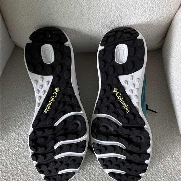 Columbia Teal and Black Omnimax Trail Shoes New Without Tags - Picture 3 of 5